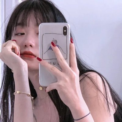 她的双眼背后